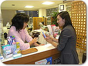 院長先生にブラッシングの仕方を教えて頂く