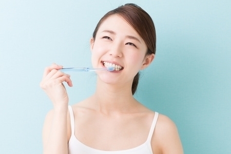歯を磨く女性